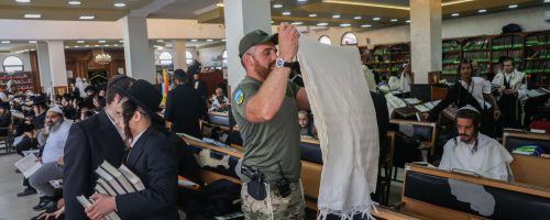 Jewish men pray at the tomb of Rabbi Nachman of Breslov in Uman, ahead of the Jewish holiday of Rosh Hashanah, September 12, 2022. Photo by Chaim Goldberg/Flash90 *** Local Caption *** אומן
 חרדים
חרדי
אומן
אוקראינה
ראש השנה
יהודים
קבר
נחמן
ברסלב
כניסה
ערב חג