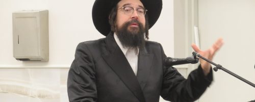 בביקור-וקביעת-מזוזה-בתת-דרכי-אבות-צאנז-במאנסי-וחלוקת-חנוכה-געלט-ששלח-כק-האדמור-מצאנז-שליטא-6