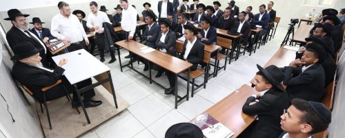 בחורי הישיבות מהעדה האתיופית אצל הגרמ''ה הירש. צילום - יעקב כהן (2)