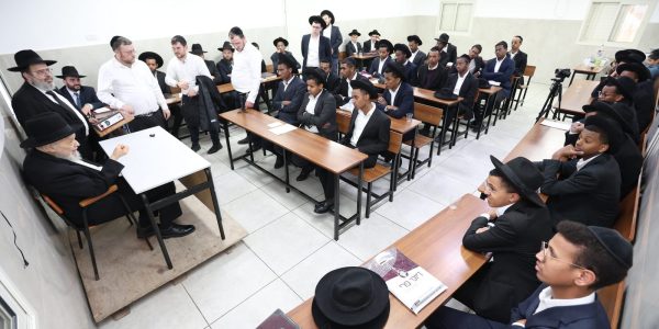 בחורי הישיבות מהעדה האתיופית אצל הגרמ''ה הירש. צילום - יעקב כהן (2)