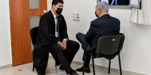 רה"מ עם עורך דינו עמית חדד באולם בית המשפט בדיונו.
צילום:REUVEN KASTRO/POOL