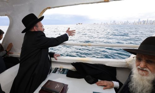 ביעור מעשרות בחוף הים ביפו בראשות הרב רווח. צילום יעקב כהן (3)