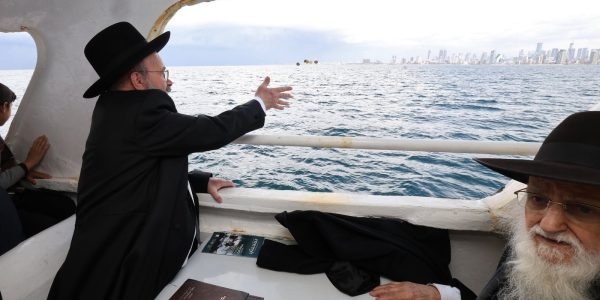 ביעור מעשרות בחוף הים ביפו בראשות הרב רווח. צילום יעקב כהן (3)