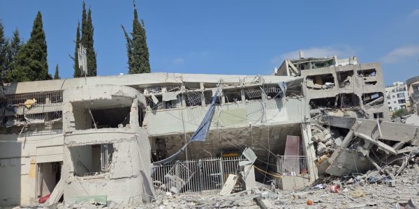 בית הספר גשרים בבני ברק שספג פגיעה ישירה מטיל איראני (1)