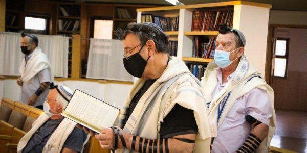 מתפללים עוטים מסיכה בבית הכנסת (אילוסטרציה) Gershon Elinson/Flash90