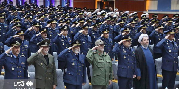 בכירי חיל האוויר של איראן עם הרמטכ''ל האיראני וחסן חומייני. צילום: X