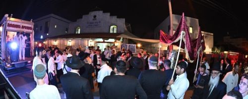 בכניסה לבית הכנסת