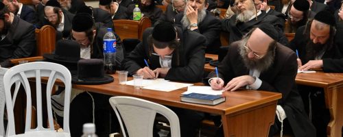 בכנס-הדרכה-והכשרת-רמים-פרטיים.-קהל-המשתתפים-רושם-את-הדברים-המעשיים