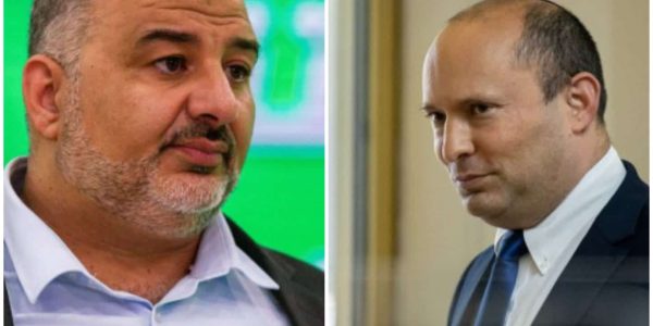 שניים אוחזין בטלית ומכריזים: "הר הבית בידינו" // צילום: פלאש 90 (מעובד)