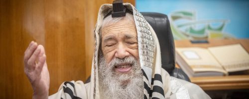 88-years-Old Rabbi Tzvi Kushlevsky attends a circumcision ceremony for his newborn child in Jerusalem, on March 17, 2024. Photo by Chaim Goldberg/Flash90 *** Local Caption *** מתפללים
רב
ברית
הגאון רבי צבי קושלבסקי
חרדית
בן
ברית
מילה