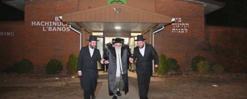 גלרית ענק המשך מראות ביקורו של כק האדמור מויזניץ מרכז בלייקווד. צילום - יהושע פרוכטר (21)