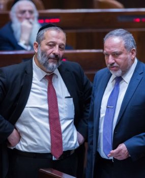 אריה דרעי ואביגדור ליברמן בימים טובים יותר /// צילום: Yonatan Sindel/Flash90