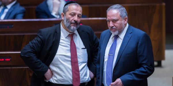 אריה דרעי ואביגדור ליברמן בימים טובים יותר /// צילום: Yonatan Sindel/Flash90