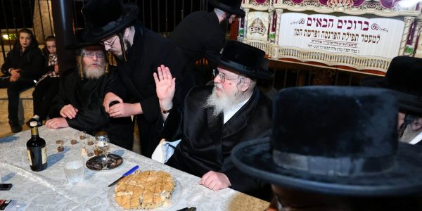 האדמור מסאסוב במערת אליהו הנביא בחיפה. צילום שמואל שנקר (12)