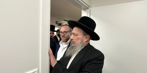 הגה''צ קבי שלמה בוסו בקביעת מזוזה
