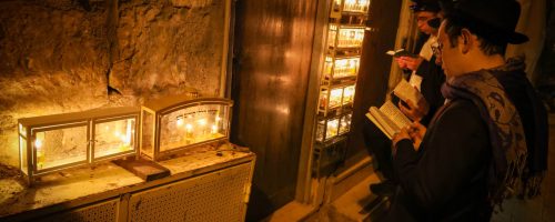 הדלקת נרות חנוכה במאה שערים. צילום אריאל סר (11)