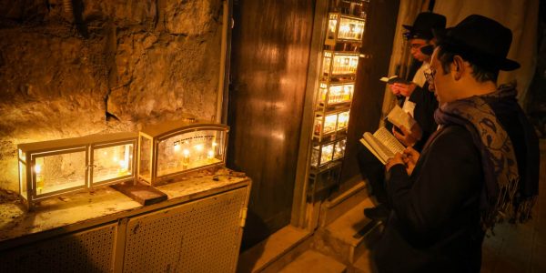 הדלקת נרות חנוכה במאה שערים. צילום אריאל סר (11)