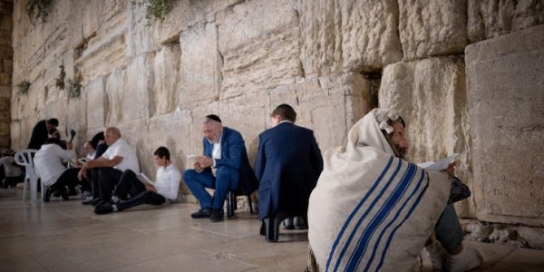 יהודים מבכים את חורבן בית המקדש /// צילום: Yonatan Sindel/Flash90