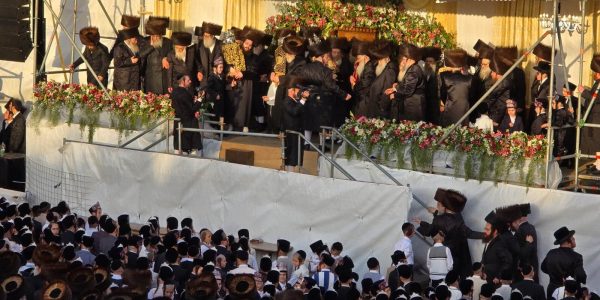 הכנסת ספר תורה בעלזא. צילום - 101 (8)