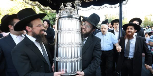 הכנסת ספר תורה הרב שילוני. צילום יעקב כהן (8)