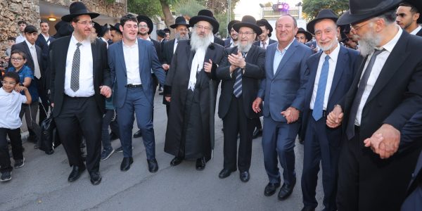 הכנסת ספר תורה טלזסטון. צילום יוסי רוזנבוים (1)