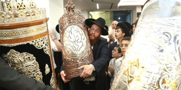 הכנסת-ספר-תורה-לעילוי-נשמת-הבחור-משה-לוי-שנהרג-באסון-מירון.-צילום-דוד-קשת-19