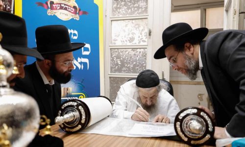 הכנסת ספר תורה מגדל עוז. צילום יוסי אפללו (4)