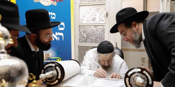 הכנסת ספר תורה מגדל עוז. צילום יוסי אפללו (4)
