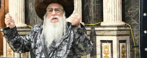 הכנסת ס''ת צאנז אסרו חג שבועות (39)