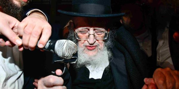 בהלוויית רעייתו הרבנית ע"ה. צילום: שוקי לרר