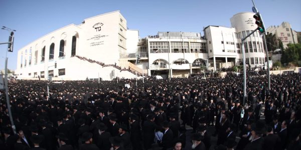 אלפי חסידי גור ברקע ביהמ"ד הגדול של החסידות בירושלים. צילום: יוסי רוזנבוים