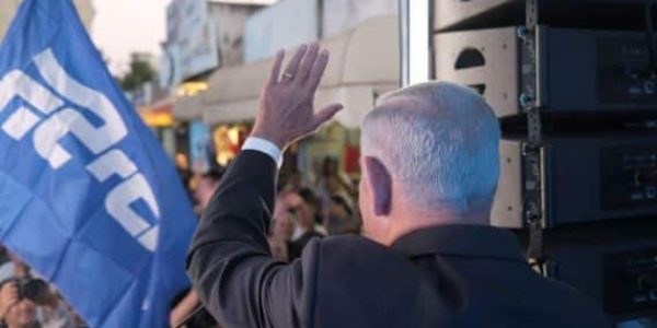 נתניהו מנופף לקהל תומכים מתוך משאית ה'ביביבא' | צילום: דוברות הליכוד