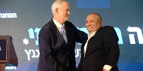 בני גנץ וגדי איזנקוט במסיבת עיתונאים. צילום: תומר נויברג/Flash90