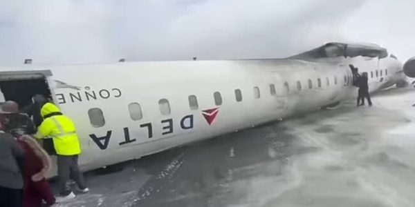 המטוס שהתרסק בשדה התעופה בטורונטו 
צילום: צילום מסך