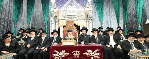 הקבלת-פני-רבו-לרב-יצחק-יוסף-בבית-הכנסת-היזדים.-צילום-דוד-ארזני-4