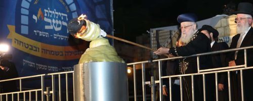 הראשון לציון הרב יצחק יוסף בהדלקה בחצר ההילולא בציון שמעון הצדיק. צילום שלומי כהן - משרד ירושלים ומסורת ישראל (13)