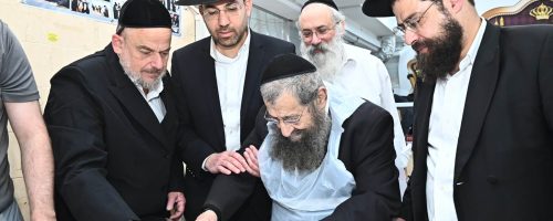 הרב בן שמעון במאפיית מצות צילום שוקי לרר (21)