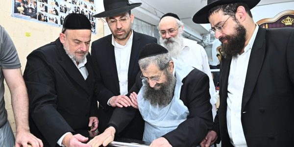 הרב בן שמעון במאפיית מצות צילום שוקי לרר (21)