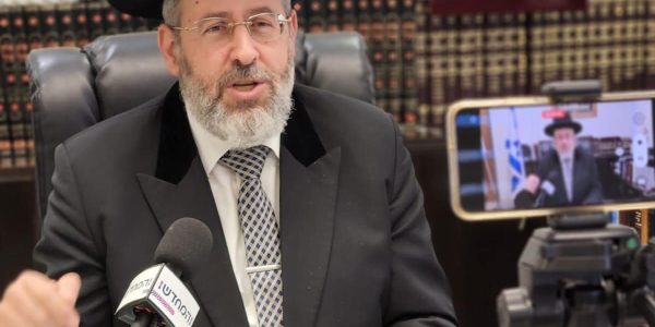 הגר"ד לאו בלשכתו. צילום: המחדש