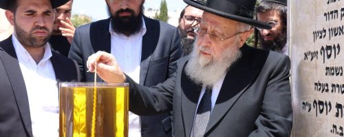 הרב-יצחק-יוסף-בקבר-אמו-הרבנית-מרגלית-עה.-צילום-דוד-ארזני-16