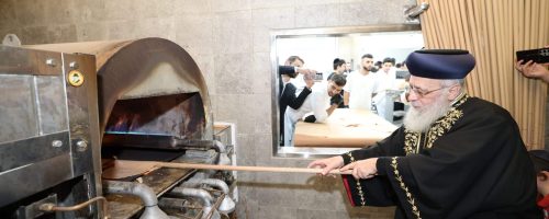 הרב יצחק יוסף בשיעור באשדוד ובאפיית מצות. צילום דוד ארזני (7)