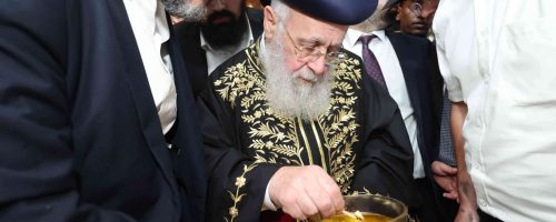 הרב יצחק יוסף על קבר אביו מרן הרב עובדיה יוסף. צילום דוד ארזני (28)