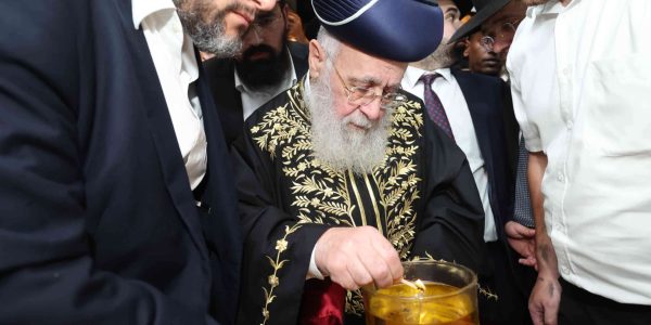 הרב יצחק יוסף על קבר אביו מרן הרב עובדיה יוסף. צילום דוד ארזני (28)