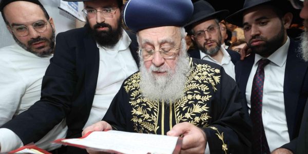 הרב יצחק יוסף על קבר אביו מרן הרב עובדיה יוסף. צילום דוד ארזני (9)