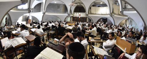 הרב סיני הלברשטם בשיעור בצילו של היכל. צילום יהודה פרקוביץ (6)