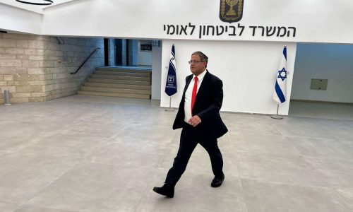השר בן גביר בכניסה למשרדו. באדיבות המצלם