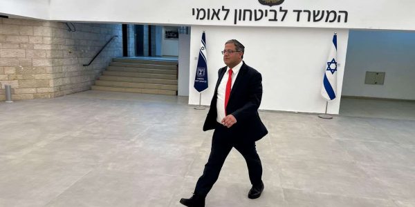 השר בן גביר בכניסה למשרדו. באדיבות המצלם