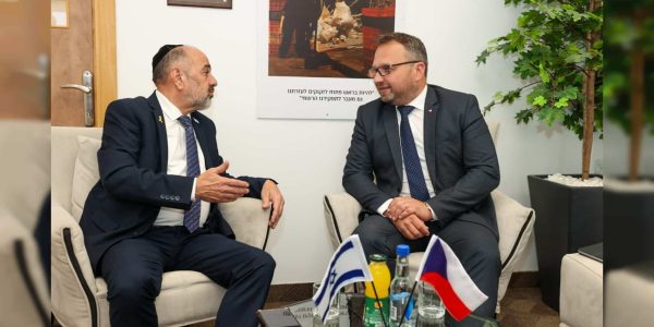 השר מרגי עם מקבילו מצכיה צילום אלעד זגמן,ענבה, לעמ