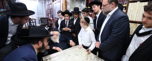 התלמידים אצל רבינו נראה בתמונה פעיל הקירוב הרב יוסי לוי