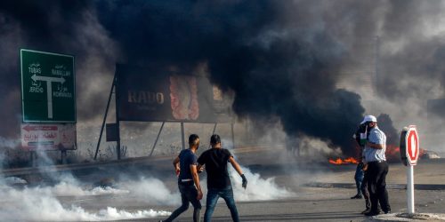 פלסטנים מתפרעים סמוך לרמאללה// צילום: פלאש 90